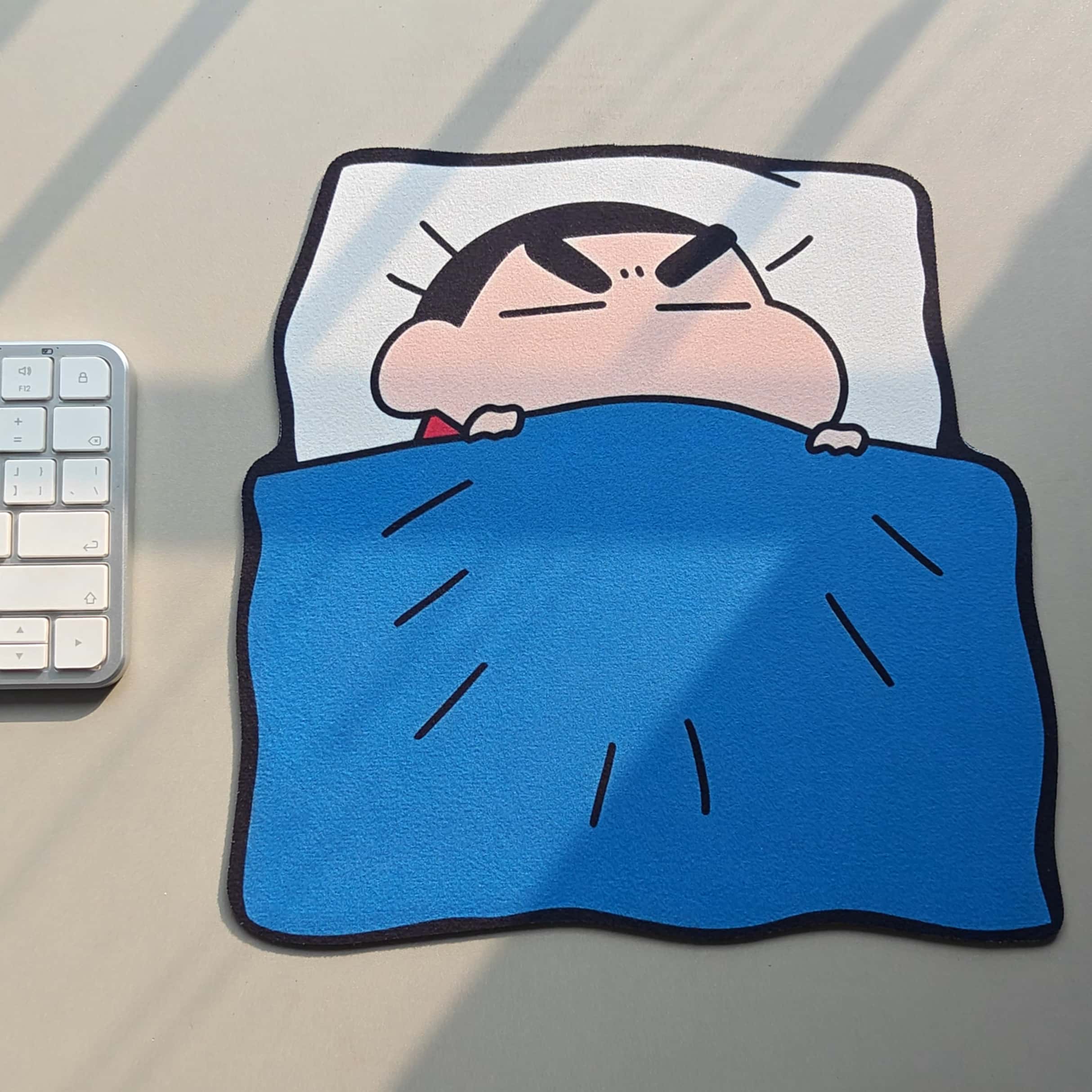 Rubber Mat Desk - 大人気のかわいいクレヨンしんちゃんマウスパッド、ゴム製滑り止めベース、柔らかい布地表面、オフィス/自宅/コンピューター用アニメデスクマット