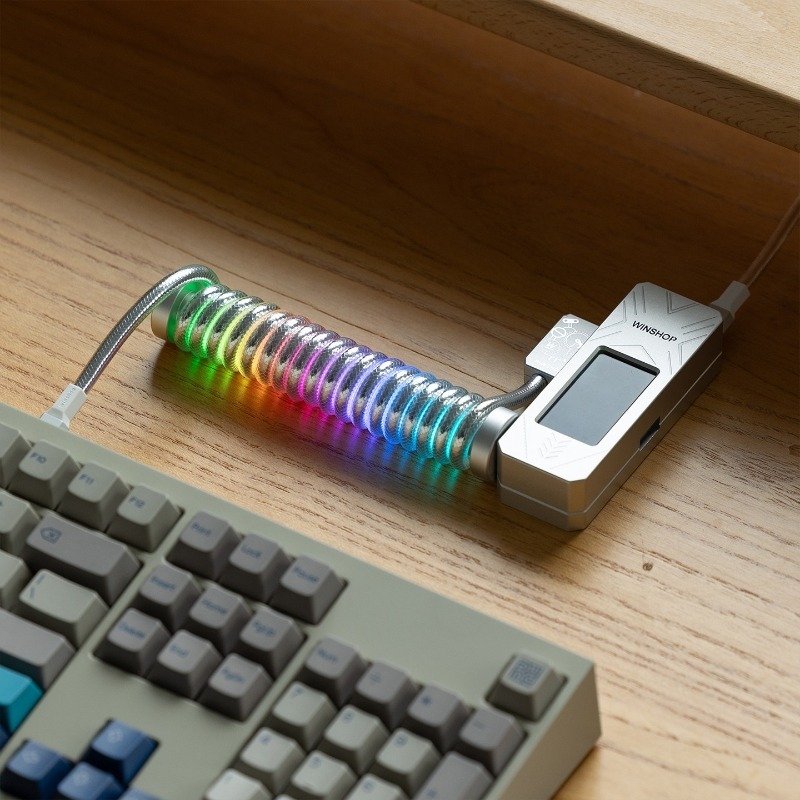 Desk Setup Hub - WINSHOP製、航空プラグケーブル、カスタムシルバー、8Kネオンスパイラル、1対2データケーブル、メカニカルキーボード用アクセサリー、デスク周りの設置に最適。